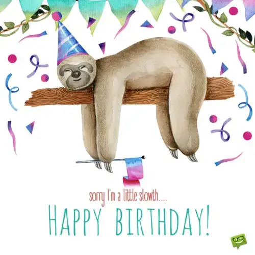 Смешное запоздалое изображение дня рождения с ленивцем для пожеланий в сообщениях, чатах или в социальных сетях.