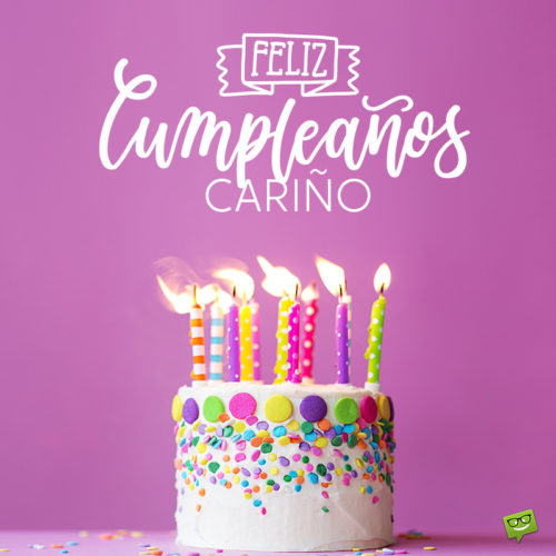 Deseo de Feliz Cumpleaños para una amiga sobre una imagen de pastel de cumpleaños.