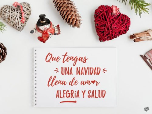 Imagen minimalista en rojo y blanco con adornos navideños, piñas y corazón para desear Feliz Navidad. Que tengas una Navidad llena de amor, alegria y salud.