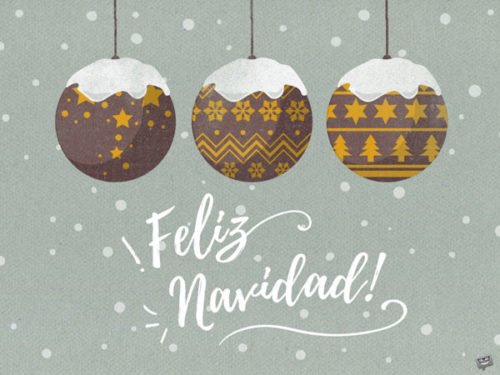 Imagen en tonos pastel y mostaza con bolas adorno y nieve en fondo gris para desear Feliz Navidad. Feliz Navidad.