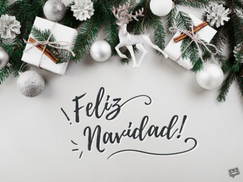Imagen con adornos navideños, nieve y regalos en fondo blanco para desear Feliz Navidad. Feliz Navidad.